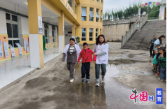 校医对学生进行初步