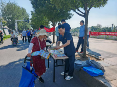 们通过吊挂、设置法令征询台、发放宣传材料、