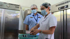 法律人员对食堂员工的健康证明进行了现场核